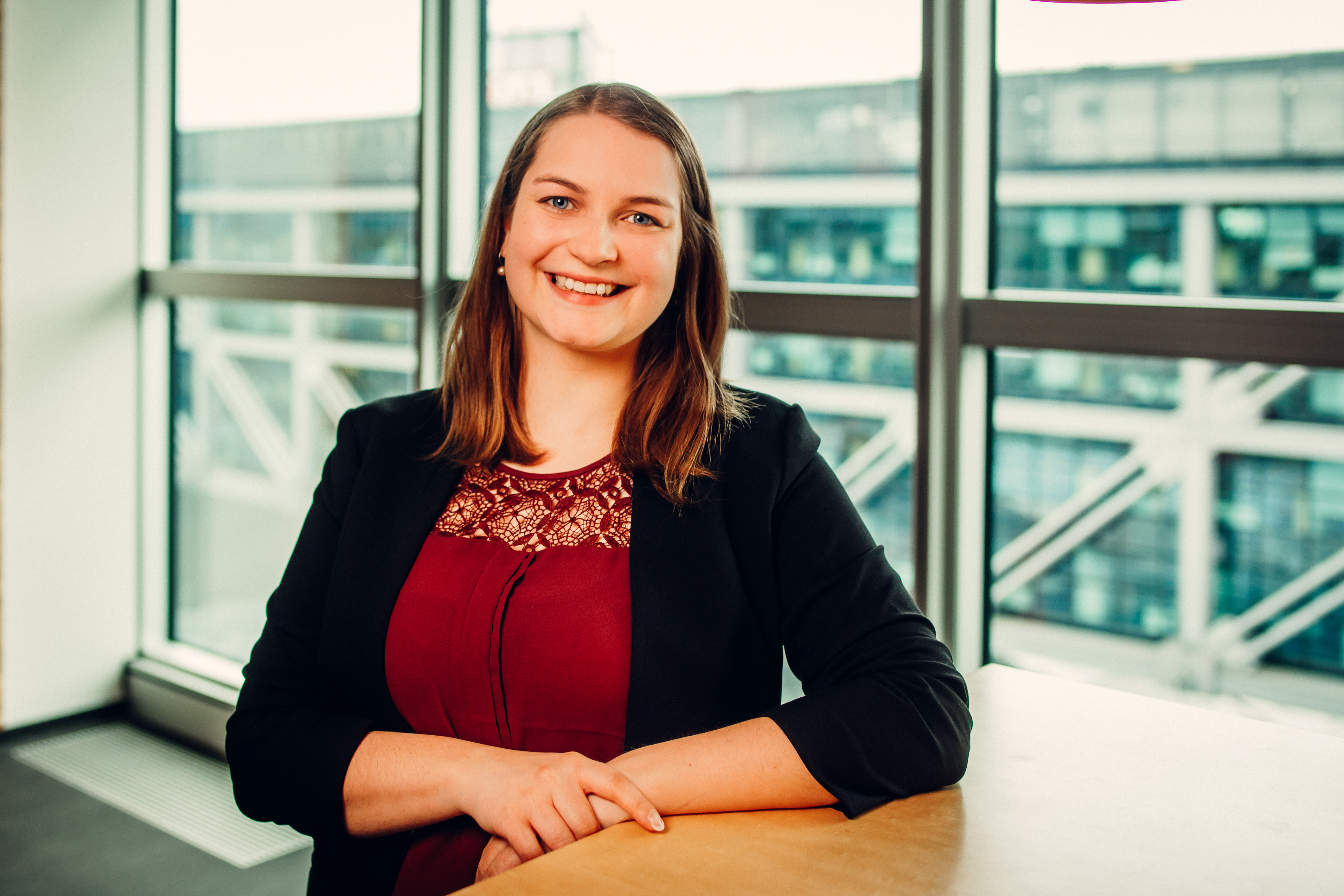 Als Recuiterin weiß Franziska Sallat genau, worauf es bei der Bewerbung um einen Ausbildungsplatz oder für einen dualen Studienplatz bei der  Deutschen Bahn ankommt. Im Gespräch verrät Sie die richtigen Tipps.