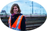 Dana Hempel wollte einen Beruf mit Zukunft erlernen. Die Ausbildung bei der Deutschen Bahn hat ihr dieses Ziel ermöglicht. Hier erzählt die Eisenbahnerin über ihre Anfänge im Unternehmen als Azubi.