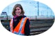 Dana Hempel wollte einen Beruf mit Zukunft erlernen. Die Ausbildung bei der Deutschen Bahn hat ihr dieses Ziel ermöglicht. Hier erzählt die Eisenbahnerin über ihre Anfänge im Unternehmen als Azubi.